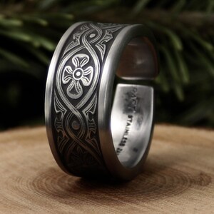 Puede incluir: Un juego de tres tazas de cerámica con un acabado mate moteado. Las tazas son de color crema, gris claro y gris oscuro. Cada taza tiene un diseño simple y moderno y un asa redondeada.