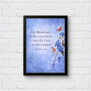 Könnte beinhalten: Gerahmtes Kunstwerk mit blauem Hintergrund, deutschem Text und floralen und Schmetterlingsdetails. Der Text lautet: "Für Menschen ist das unmöglich, aber für Gott ist alles möglich. Matthäus 19,26."