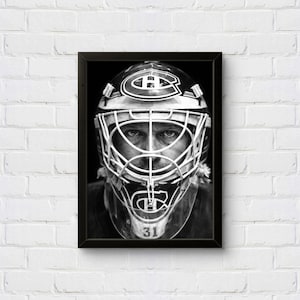 Może przedstawiać: Czarno-biała oprawiona grafika maski hokejowego bramkarza. Maska zawiera logo Montreal Canadiens i numer 31. Oczy bramkarza są widoczne przez kratę maski.