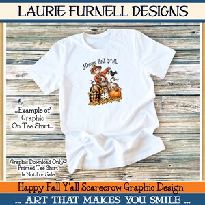 以下が含まれることがあります： 「Happy Fall Y'all」というテキストと、カボチャを持ったカカシのグラフィックデザインが施された白いTシャツです。