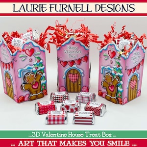 Może przedstawiać: Trzy różowe i białe pudełka na słodkości w kształcie piernikowych domków z czerwonymi i białymi cukierkami w środku. Pudełka mają piernikowego ludzika wyglądającego przez okno i napis "Wesołych Walentynek!" z przodu. Pudełka stoją na białym tle z czerwonymi i białymi cukierkami rozrzuconymi wokół.