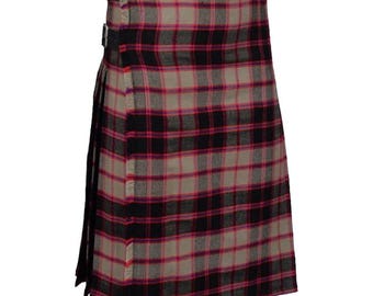 Puede incluir: Un kilt tradicional con un patrón de cuadros. El kilt presenta una combinación de colores negro, rojo y beige. Tiene un diseño plisado y cierres de hebilla en el lateral. Esta prenda es adecuada para eventos escoceses o celtas.