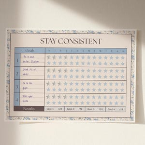 Pode incluir: Um rastreador de hábitos imprimível bege e azul com as palavras "STAY CONSISTENT" no topo. O rastreador tem uma borda floral e seções para metas e resultados. Cada dia tem uma série de estrelas para marcar o progresso.