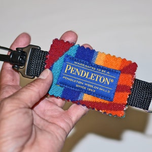 Llavero Pendleton Llavero con gancho para sujetar al cinturón o a la mochila Diseño nativo colorido y brillante Senderismo de lana Escalada