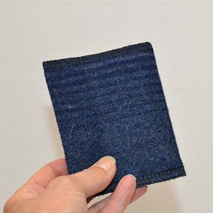 Cartera azul marino con rayas sutiles degradadas Cartera de lana de un solo pliegue con degradado Cartera minimalista moderna Bolsillo frontal o trasero Estuche para tarjetas de crédito