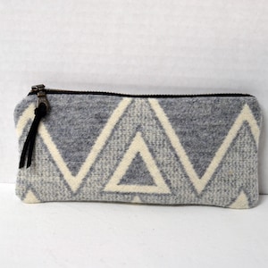 Cartera de mano nativa americana de 18 cm con cremallera metálica, diseño de cresta de diamante en lana, color gris paloma y crema, estuche para gafas, neceser para el Día de la Madre.