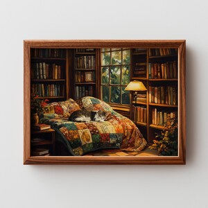 Puede incluir: Pintura enmarcada de un rincón de lectura acogedor. Un gato atigrado gris duerme sobre una cama cubierta con una colcha de retazos. Estanterías llenan las paredes y una lámpara emite un brillo cálido. La escena está enmarcada por un borde de madera.