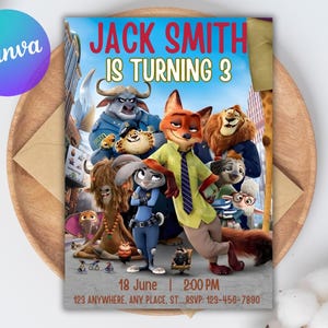 Może przedstawiać: Kolorowe zaproszenie z postaciami z filmu animowanego Zwierzogr&oacute;d. Tekst "JACK SMITH IS TURNING 3" jest wyświetlany na g&oacute;rze. Data i godzina wydarzenia są r&oacute;wnież uwzględnione. Zaproszenie jest umieszczone na drewnianej tacy.
