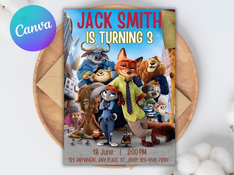 Może przedstawiać: Kolorowe zaproszenie z postaciami z filmu animowanego Zwierzogr&oacute;d. Tekst "JACK SMITH IS TURNING 3" jest wyświetlany na g&oacute;rze. Data i godzina wydarzenia są r&oacute;wnież uwzględnione. Zaproszenie jest umieszczone na drewnianej tacy.