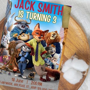 Może przedstawiać: Biały ceramiczny kubek z czarnym uchwytem i napisem "But First, Coffee" czarną, odręczną czcionką. Kubek stoi na białej powierzchni.