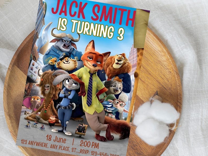 Może przedstawiać: Biały ceramiczny kubek z czarnym uchwytem i napisem "But First, Coffee" czarną, odręczną czcionką. Kubek stoi na białej powierzchni.