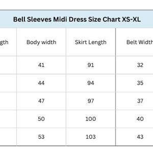 Pode incluir: Tabela de tamanhos para um vestido midi com mangas sino, tamanhos XS a XL. A tabela inclui medidas de comprimento do corpo, largura do corpo, comprimento da saia, largura do cinto e comprimento da manga em cent&iacute;metros.