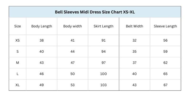 Pode incluir: Tabela de tamanhos para um vestido midi com mangas sino, tamanhos XS a XL. A tabela inclui medidas de comprimento do corpo, largura do corpo, comprimento da saia, largura do cinto e comprimento da manga em cent&iacute;metros.