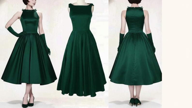 Peut inclure: Robe en satin vert fonc&eacute; avec une jupe &eacute;vas&eacute;e et un corsage ajust&eacute;. La robe pr&eacute;sente un col montant et est pr&eacute;sent&eacute;e avec des gants et des talons assortis. La robe arrive au genou et a un style vintage.