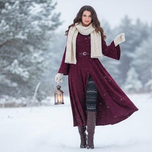 Pode incluir: Uma pessoa com um vestido bord&ocirc;, cachecol creme e luvas est&aacute; em p&eacute; em uma floresta nevada, segurando uma lanterna. O vestido tem uma fenda alta, revelando leggings estampadas e botas marrons. O fundo apresenta &aacute;rvores cobertas de neve.