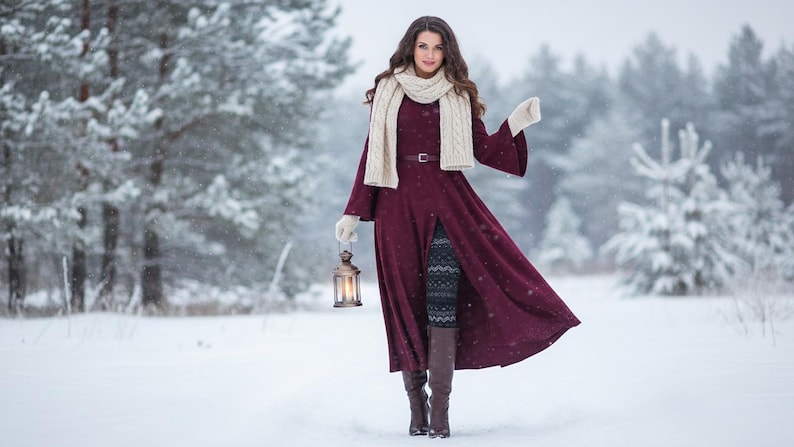 Pode incluir: Uma pessoa com um vestido bord&ocirc;, cachecol creme e luvas est&aacute; em p&eacute; em uma floresta nevada, segurando uma lanterna. O vestido tem uma fenda alta, revelando leggings estampadas e botas marrons. O fundo apresenta &aacute;rvores cobertas de neve.