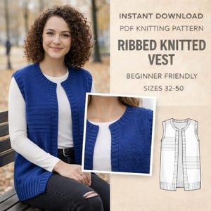 Puede incluir: Un chaleco de punto acanalado azul con cuello redondo y abertura vertical, usado sobre una camisa blanca de manga larga. El texto dice: "DESCARGA INSTANTÁNEA PDF PATRÓN DE PUNTO CHALECO DE PUNTO CANALÉ PRINCIPIANTE TALLAS 32-50."