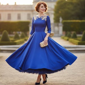 Peut inclure: Une femme porte une robe bleu roi avec une jupe ample et des manches trois-quarts. La robe est orn&eacute;e de broderies dor&eacute;es sur l'encolure et est accessoiris&eacute;e d'une pochette dor&eacute;e et de talons noirs. Le cadre est un jardin.