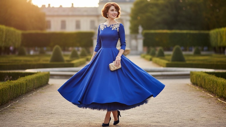 Peut inclure: Une femme porte une robe bleu roi avec une jupe ample et des manches trois-quarts. La robe est orn&eacute;e de broderies dor&eacute;es sur l'encolure et est accessoiris&eacute;e d'une pochette dor&eacute;e et de talons noirs. Le cadre est un jardin.
