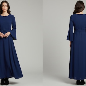 Pode incluir: Um vestido longo azul marinho com decote redondo e mangas compridas e largas. O vestido tem cintura ajustada com cinto e saia fluida. A imagem mostra o vestido na frente e nas costas, em um est&uacute;dio.