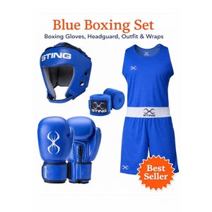 Op de afbeelding: Een blauwe boksset bestaande uit een hoofdbeschermer, een paar bokshandschoenen, twee bandages en een mouwloos shirt met bijpassende broek. De items zijn voorzien van het Sting-logo. Tekst: Blue Boxing Set, Boxing Gloves, Headguard, Outfit & Wraps.