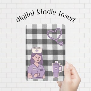Puede incluir: Inserto digital para Kindle con una ilustración de enfermera, un estetoscopio, un vaso y una carpeta. El fondo es un patrón de cuadros en blanco y negro. El texto "digital kindle insert" está arqueado en la parte superior.