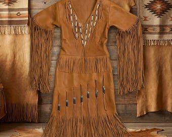 Handgefertigtes Powwow Regalia Kleid - Von Ureinwohnern inspiriertes Wildleder-Maxikleid mit Fransen- und Perlendetails
