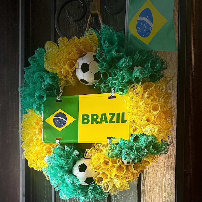 Puede incluir: Una corona decorativa con los colores de la bandera brasile&ntilde;a, con malla verde y amarilla, balones de f&uacute;tbol y un letrero que dice "BRAZIL". Tambi&eacute;n se incluye una peque&ntilde;a bandera brasile&ntilde;a.