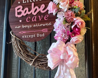 Letrero para puerta de bebé niña, corona floral rosa, decoración para guardería, regalo para papá de niña, regalo para baby shower, decoración para puerta de hospital, habitación de recién nacido