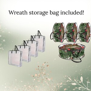 Puede incluir: La imagen muestra coronas y bolsas de almacenamiento. Se muestran cuatro bolsas transparentes con asas negras, junto con cuatro coronas. Las coronas est&aacute;n llenas de vegetaci&oacute;n y acentos rojos. El texto en la parte superior dice "&iexcl;Bolsa de almacenamiento de coronas incluida!"