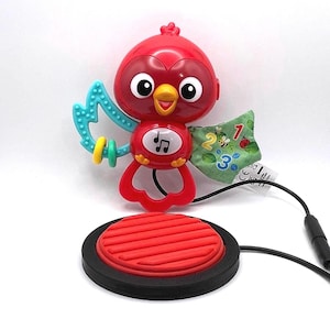 Puede incluir: Una taza de cerámica blanca con un asa negra y el texto "But First, Coffee" en negro y negrita. La taza está sobre una superficie de madera. La taza mide aproximadamente 10 cm de alto.