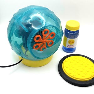 以下が含まれることがあります： 黒い持ち手と「But First, Coffee」の文字が黒い手書き風フォントで書かれた白いセラミックマグ。マグカップは白い表面に置かれています。