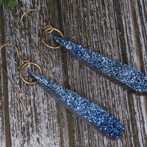 Pendientes de titanio azul agua con drusa y destellos brillantes para ocasiones especiales