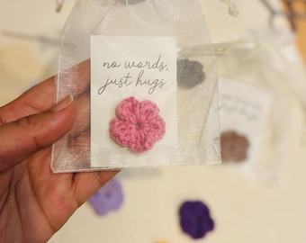 Gehäkelte Blume – Taschenblume, Glücksbringer, Mitbringsel | Handgemachtes Gift für Sie