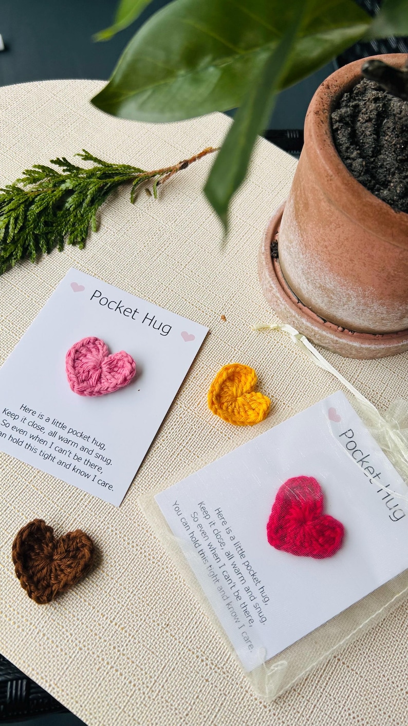 Gehäkeltes Herz – Valentijnscadeau- Taschenumarmung, Glücksbringer, Mitbringsel ,Geschenk für Sie afbeelding 1