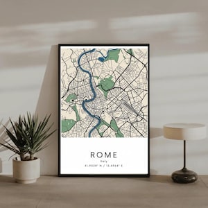 Puede incluir: Un mapa enmarcado de Roma, Italia, con borde negro. El mapa presenta un fondo beige con calles negras y zonas verdes. El río Tíber está resaltado en azul. El texto "ROME Italy 41.9028° N / 12.4964° E" está impreso en un rectángulo blanco.