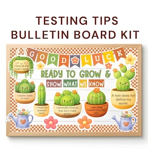 Op de afbeelding: Een houten ingelijste prikbordkit met de tekst "TESTING TIPS BULLETIN BOARD KIT". Het bord bevat kleurrijke illustraties van cactussen, gieters en bloemen, samen met motiverende zinnen als "GOOD LUCK" en "READY TO GROW".