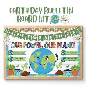 Pode incluir: Kit de quadro de avisos do Dia da Terra com moldura de madeira. O kit inclui uma faixa que diz "Happy Earth Day" e a frase "Our Power, Our Planet". A imagem apresenta um globo terrestre de desenho animado e outros gráficos ecológicos.