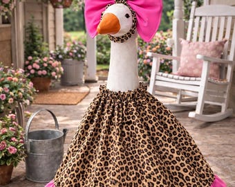 Vestido de ganso con estampado de leopardo hecho a mano con lazo rosa fucsia – Se adapta a estatuas de 7 a 29 pulgadas.