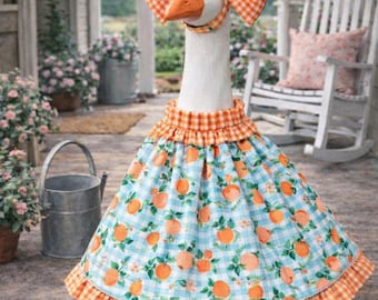 Vestido de ganso hecho a mano con estampado de melocotón y lazo de cuadros vichy naranja – Se adapta a estatuas de 7 a 29 pulgadas.