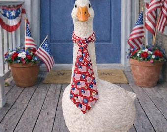 Corbata patriótica hecha a mano con bandera azul y roja, ganso del 4 de julio / accesorio de decoración de jardín estilo casa de campo