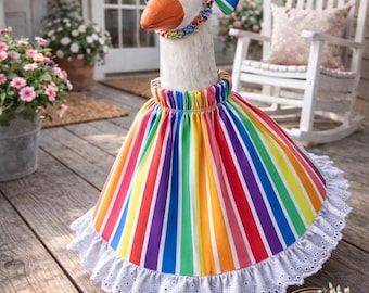 Conjunto de vestido y lazo de ganso del Orgullo Arcoíris hecho a mano: atuendo para estatua decorativa de jardín.