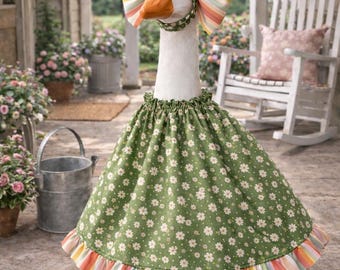 Vestido de ganso con estampado de margaritas hecho a mano y lazo a rayas – Se adapta a estatuas de 7 a 29 pulgadas.