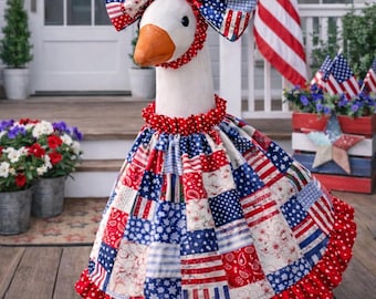 Vestido y lazo de ganso hechos a mano – Atuendo patriótico de patchwork para estatuas