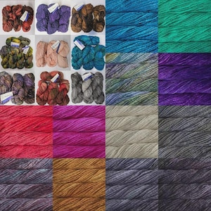 Puede incluir: Una colección de madejas de hilo coloridas en varios tonos, incluyendo rojo, morado, verde azulado y marrón. El hilo está dispuesto en un patrón de cuadrícula, mostrando las diferentes texturas y tonalidades. Cada madeja parece estar etiquetada.