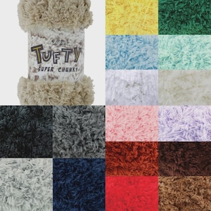Puede incluir: Se muestra un carrete de hilo beige "Tufty Super Chunky", junto con una variedad de muestras de hilo de colores. Las muestras incluyen tonos de amarillo, verde, azul, blanco, rosa, morado, gris, naranja, rojo y marrón, ideales para manualidades.
