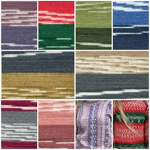 Puede incluir: Una colección de muestras de hilo con varias combinaciones de colores, incluyendo morado, rojo, verde, azul, dorado y rosa con rayas horizontales blancas. Se muestran dos suéteres, uno con un patrón morado y otro con un patrón rojo y verde.