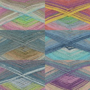 Może przedstawiać: Sześć motków przędzy, każdy z innym zestawem kolorów. Przędza ułożona jest we wzór krzyżykowy, z kolorami od pastelowych różów i zieleni po błękity i fiolety. Przędza wydaje się miękka i nadaje się do projektów dziewiarskich lub szydełkowych.