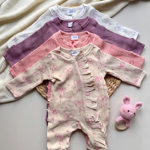 Ribbed Bamboo Baby Sleeper with Ruffles, Coquette Bow Print Footless Romper, Newborn One-Piece, Baby Girl Zipper Pajamas, Gift for New Mom