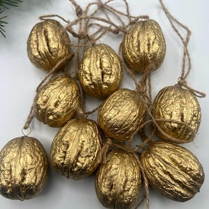 Adornos navideños rústicos de nueces – Juego de 10 piezas • Decoraciones naturales para árbol de Navidad en color dorado • Hecho a mano